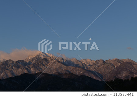 月齡 16.2 日出時懸掛在南阿爾卑斯山脈上空的月亮 月齡 16.2 日出時懸掛在南阿爾卑斯山脈上空的月亮 113553441