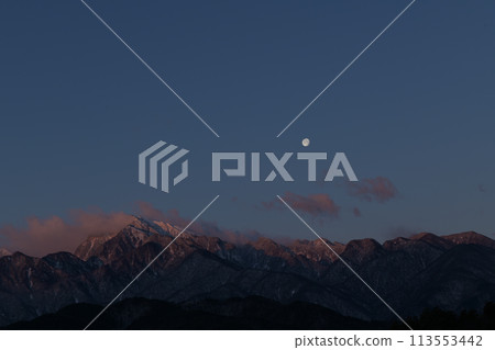 月齡 16.2 日出時懸掛在南阿爾卑斯山脈上空的月亮 月齡 16.2 日出時懸掛在南阿爾卑斯山脈上空的月亮 113553442
