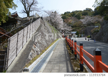 Approach to Kyoto Reizan Gokoku Shrine, Higashiyama Ward, Kyoto City 113553784