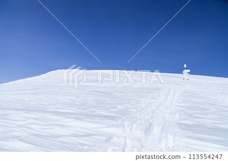 Clear, snowy weather and a cairn near the summit of Mt. Tanigawa 113554247