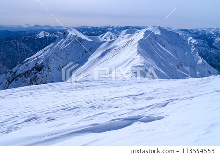 Spectacular view of the mountain range from near the summit of Mt. Tanigawa in winter (Gunma Prefectural Border Ridge Trail) 113554553