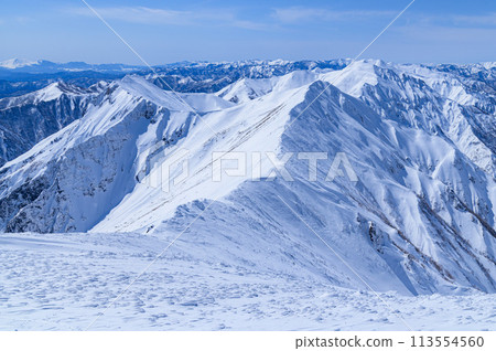 Spectacular view of the mountain range from near the summit of Mt. Tanigawa in winter (Gunma Prefectural Border Ridge Trail) Spectacular view of the mountain range from near the summit of Mt. Tanigawa in winter (Gunma Prefectural Border Ridge Trail) 113554560