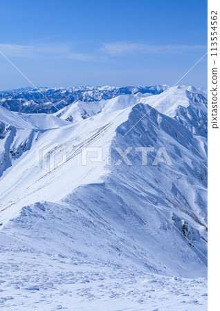 Spectacular view of the mountain range from near the summit of Mt. Tanigawa in winter (Gunma Prefectural Border Ridge Trail) Spectacular view of the mountain range from near the summit of Mt. Tanigawa in winter (Gunma Prefectural Border Ridge Trail) 113554562