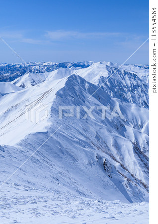 Spectacular view of the mountain range from near the summit of Mt. Tanigawa in winter (Gunma Prefectural Border Ridge Trail) Spectacular view of the mountain range from near the summit of Mt. Tanigawa in winter (Gunma Prefectural Border Ridge Trail) 113554563