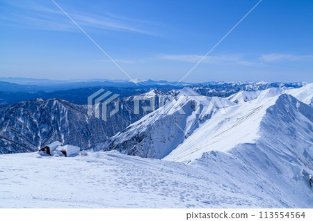 冬天從谷川山頂附近欣賞山脈的壯麗景色(群馬縣國界嶺步道) 冬天從谷川山頂附近欣賞山脈的壯麗景色(群馬縣國界嶺步道) 113554564