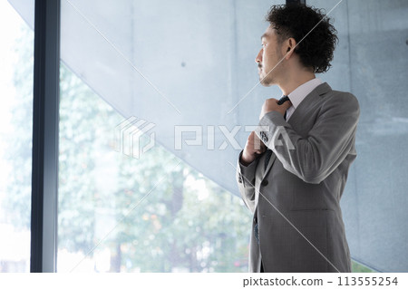 靠窗思考的商人 — 總裁或代表董事的形象 113555254