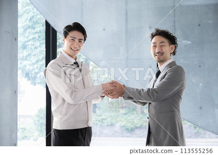 Businessmen shaking hands for contract or collaboration Construction management engineer, site supervisor and president Successful business negotiations, partnership, successful contract Looking at camera 113555256