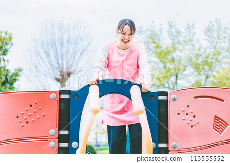 幼兒園老師和孩子們在公園的遊樂場設備上玩耍 幼兒園老師和孩子們在公園的遊樂場設備上玩耍 113555552