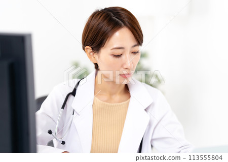 穿白大褂的女子線上醫療 113555804