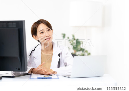 Woman in white coat, medical examination, face-to-face 113555812