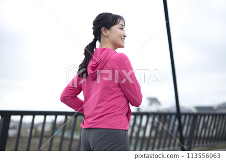 Back view of a middle-aged woman walking in sportswear Back view of a middle-aged woman walking in sportswear 113556063
