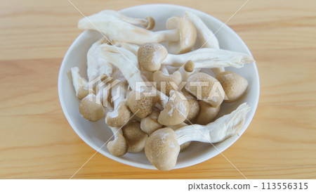 Shimeji mushrooms with white mold-like growths (aerial mycelium) 113556315