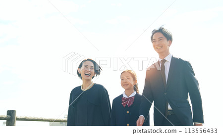 Parent and child walking under the blue sky 113556433