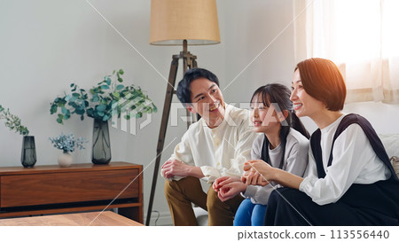 家長和孩子微笑著看電視 113556440