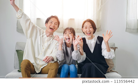 父母小孩在客廳看電視開心 父母小孩在客廳看電視開心 113556442