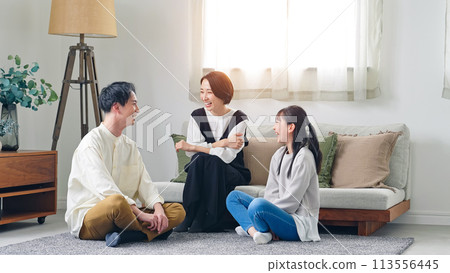 父母和孩子在地毯上聊天 113556445