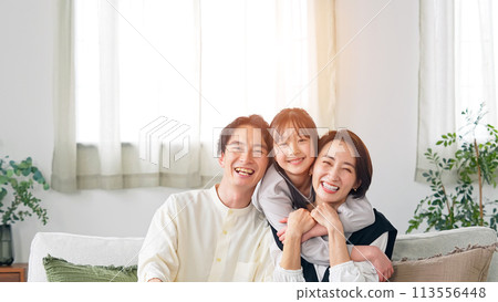 父母與孩子在客廳擁抱 父母與孩子在客廳擁抱 113556448