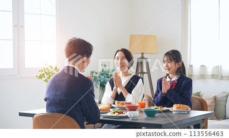 Parent and child joining hands to eat at the table Parent and child joining hands to eat at the table 113556463
