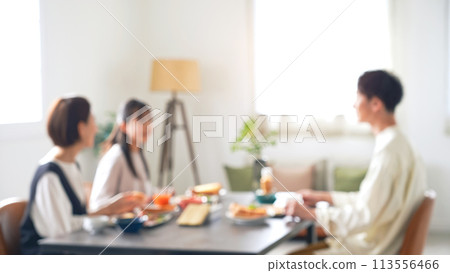 父母和孩子在餐廳吃飯的模糊圖像 113556466