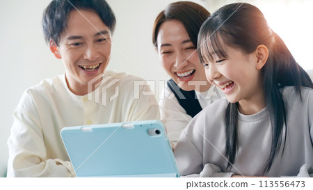 Family looking at tablet together 113556473