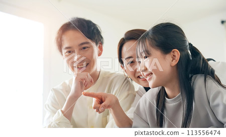 父母和孩子看電視 113556474