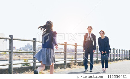 Girl running to her parents 113556481