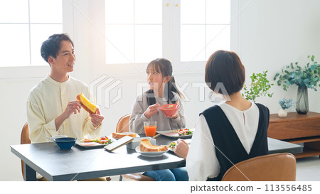 Parent and child smiling around the table Parent and child smiling around the table 113556485