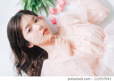 Fashion and beauty image of young women (pink, spring) 113557041