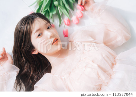 年輕女性的時尚/美麗形象（粉紅色/春季） 113557044