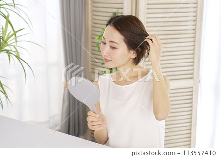 40多歲女性頭髮檢查 113557410