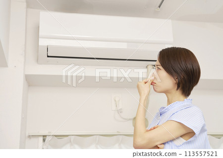 一位被空調氣味困擾的女性 113557521