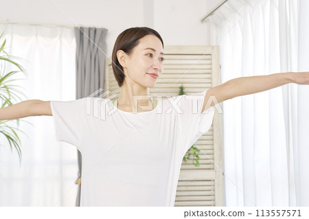 40多歲的女性在家做瑜伽 113557571