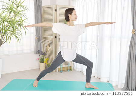 40多歲的女性在家做瑜伽 113557595