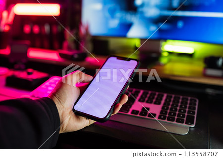 很酷的智慧型手機和辦公桌 很酷的智慧型手機和辦公桌 113558707