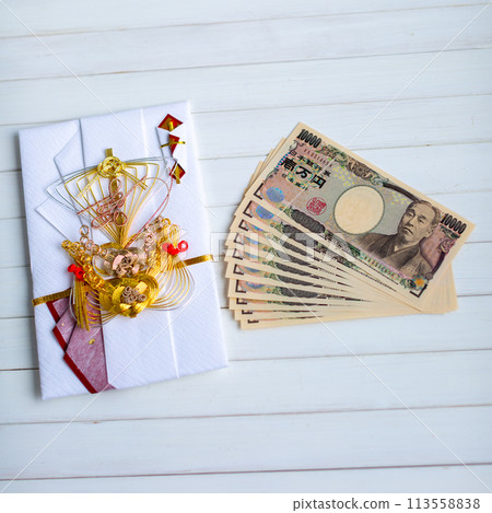 Betrothal money: a stack of 10,000 yen bills 113558838
