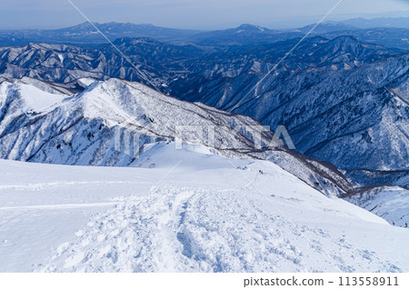 嚴冬時谷川山和天神山的陡坡和山脈的壯麗景色 嚴冬時谷川山和天神山的陡坡和山脈的壯麗景色 113558911