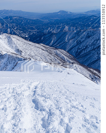 嚴冬時谷川山和天神山的陡坡和山脈的壯麗景色 嚴冬時谷川山和天神山的陡坡和山脈的壯麗景色 113558912