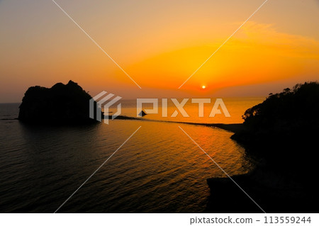 beautiful coastal sunset beautiful coastal sunset 113559244