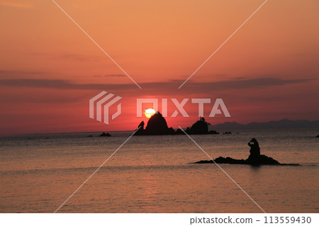 Beautiful sea dyed in the sunset 113559430