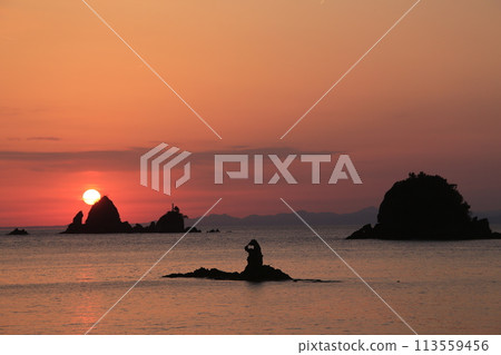 Beautiful sunset on the coast Beautiful sunset on the coast 113559456