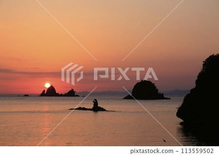 Beautiful sea dyed in the sunset Beautiful sea dyed in the sunset 113559502