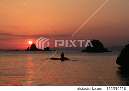 Sunset over beautiful coastal islands Sunset over beautiful coastal islands 113559738