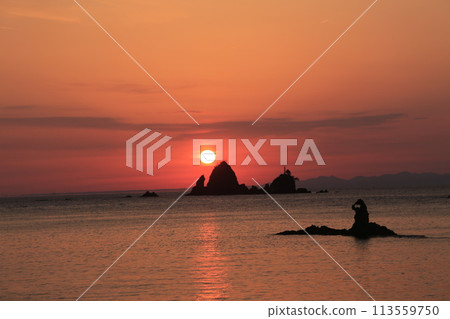 Sunset over beautiful coastal islands Sunset over beautiful coastal islands 113559750