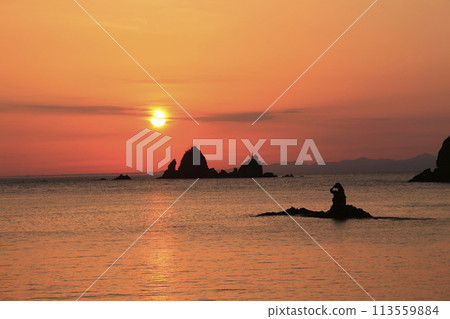 Sunset over beautiful coastal islands Sunset over beautiful coastal islands 113559884