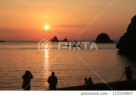 Beautiful sunset over the beautiful coastal islands Beautiful sunset over the beautiful coastal islands 113559907
