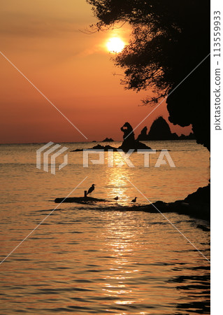 Sunset over beautiful coastal islands Sunset over beautiful coastal islands 113559933