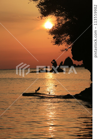 Sunset over beautiful coastal islands Sunset over beautiful coastal islands 113559982