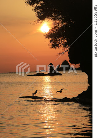 Sunset over beautiful coastal islands Sunset over beautiful coastal islands 113559995