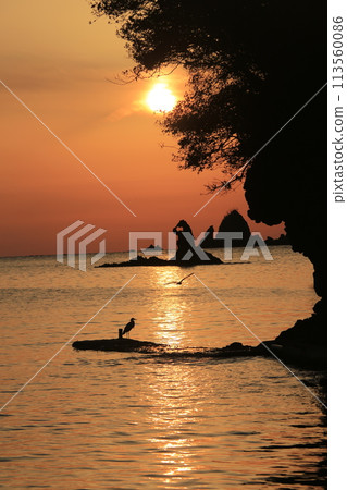 Sunset over beautiful coastal islands Sunset over beautiful coastal islands 113560086