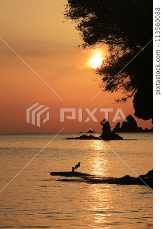 Sunset over beautiful coastal islands Sunset over beautiful coastal islands 113560088